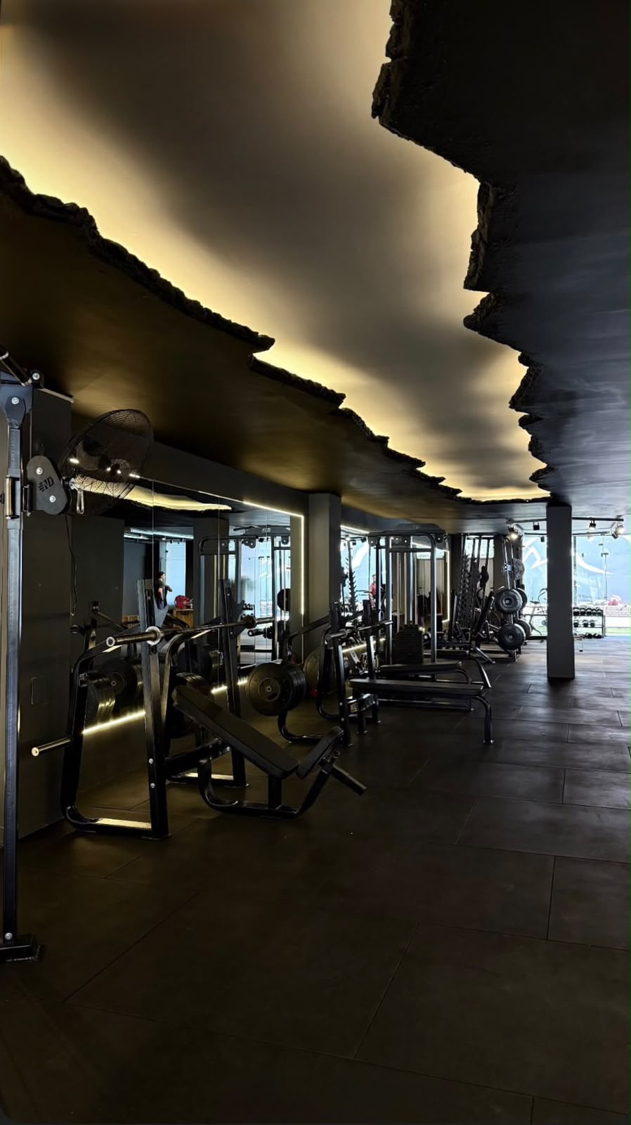 La nueva sala de musculación de K2 GYM, con máquinas, bancos y discos